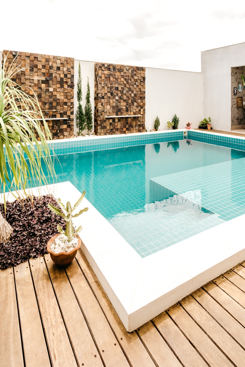 terrasse bois pour piscine : matériaux, installation et entretien