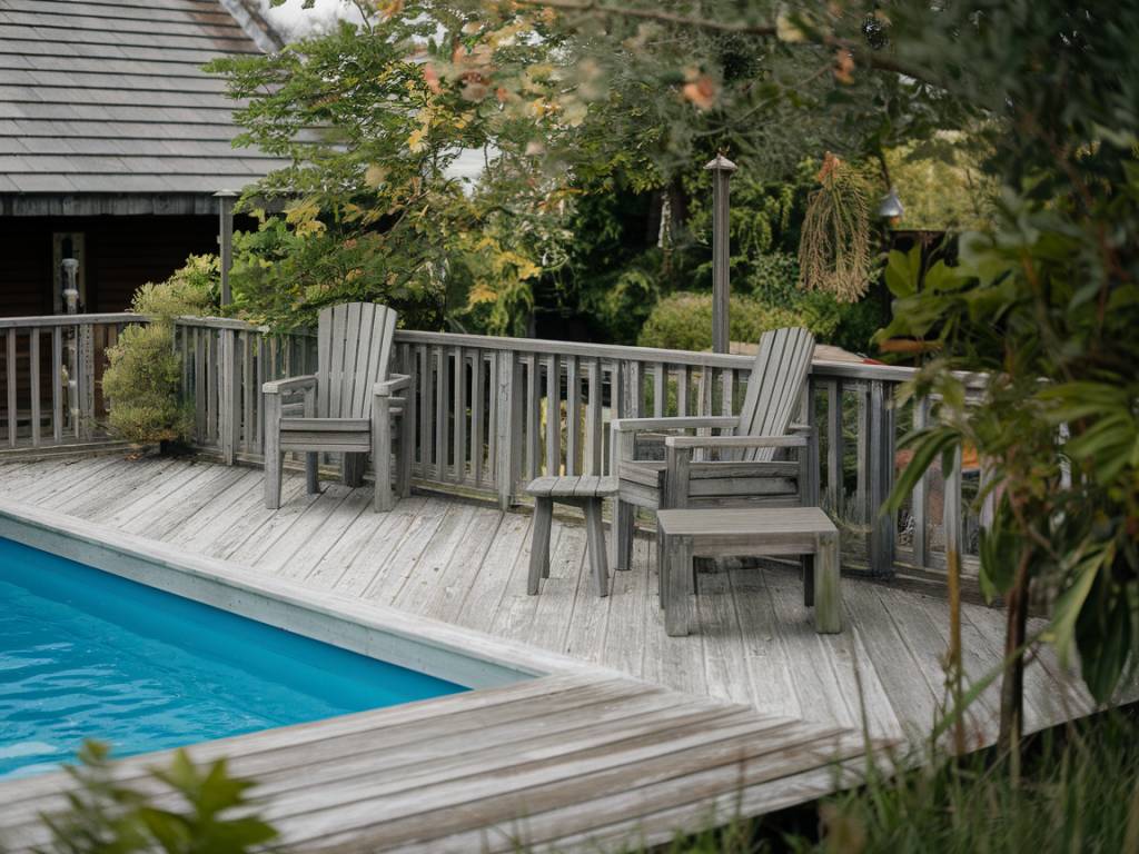 Quel bois choisir pour sa terrasse de piscine extérieure ? Les essences idéales pour un rendu durable et esthétique